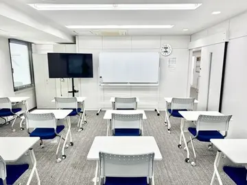 新設校ならではの綺麗な教室